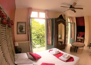 In-room safe, blackout curtains, free WiFi, bed sheets -  La Villa Carcassonne (Carcassonne)