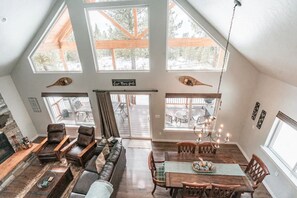 Smart TV, caminetto, libri