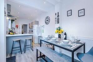 Dining - Ideal for contractors & long term stays, sleeps 8! (Crewe)