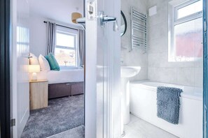 Shower, hair dryer - Ideal for contractors & long term stays, sleeps 8! (Crewe)