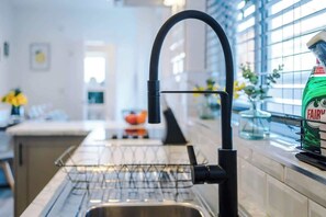 Fridge, microwave, oven, stovetop - Ideal for contractors & long term stays, sleeps 8! (Crewe)