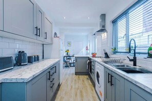 Fridge, microwave, oven, stovetop - Ideal for contractors & long term stays, sleeps 8! (Crewe)