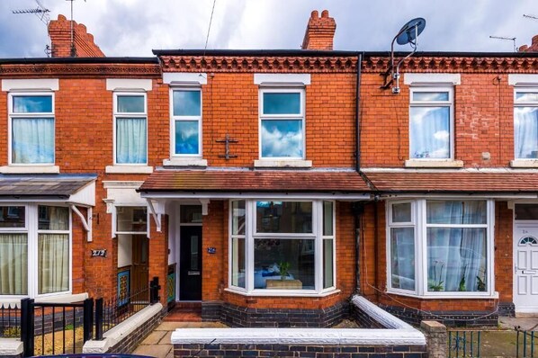 Exterior - Ideal for contractors & long term stays, sleeps 8! (Crewe)