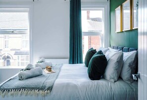 4 bedrooms, iron/ironing board, travel crib, WiFi - Ideal for contractors & long term stays, sleeps 8! (Crewe)