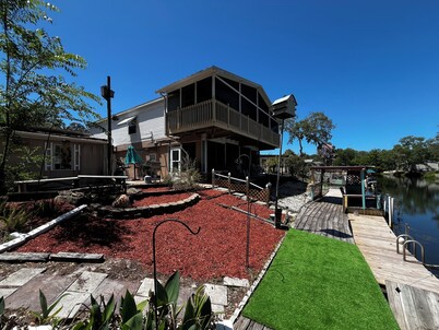 SPECIAL DEAL! LUXURY WATERFRONT•King & Queen Suites•3 Baths•Kayaks•Manatees