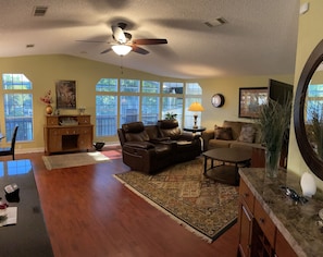 Smart TV, fireplace, DVD player, stereo - SPECIAL DEAL! LUXURY WATERFRONT•King & Queen Suites•3 Baths•Kayaks•Modern (Weeki Wachee)