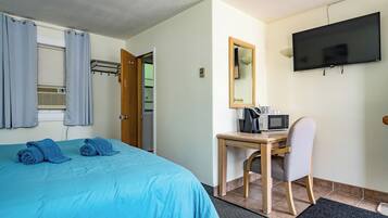 Signature Room, 1 King Bed, Non Smoking, Pool View | Premium bedding, down duvets, free WiFi, bed sheets