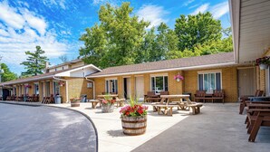 Signature Room, 1 King Bed, Non Smoking, Pool View | Exterior - Beach Club by Beach1 Motel (Wasaga Beach)