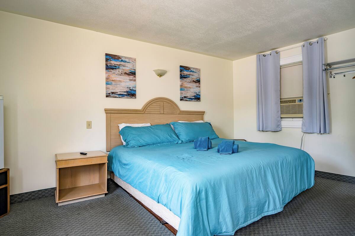 Signature Room, 1 King Bed, Non Smoking, Pool View | Premium bedding, down comforters, WiFi (free), bed sheets