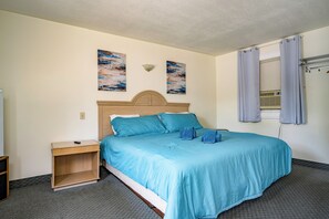 Rom – signature, 1 kingsize-seng, ikke-røyk, bassengutsikt | Sengetøy av topp kvalitet, dundyner, wi-fi (inkludert) og sengetøy