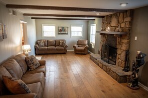 Smart TV, fireplace, table football, ping pong - 4,900 sq ft, 5 bedroom, large game room, and hot tub next to Rocky Top Sports.  (Gatlinburg)
