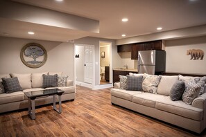 Smart TV, fireplace, table football, ping pong - 4,900 sq ft, 5 bedroom, large game room, and hot tub next to Rocky Top Sports.  (Gatlinburg)