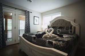 7 bedrooms, iron/ironing board, free WiFi, bed sheets - 4,900 sq ft, 5 bedroom, large game room, and hot tub next to Rocky Top Sports.  (Gatlinburg)