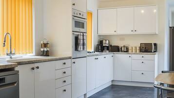 Dishwasher, cookware/dishes/utensils