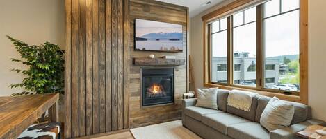 Smart TV, fireplace