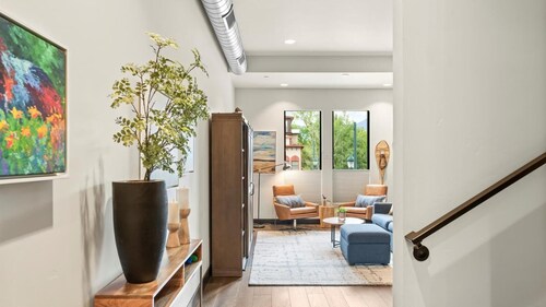 The Meadowlark Loft: Cozy Modern Retreat