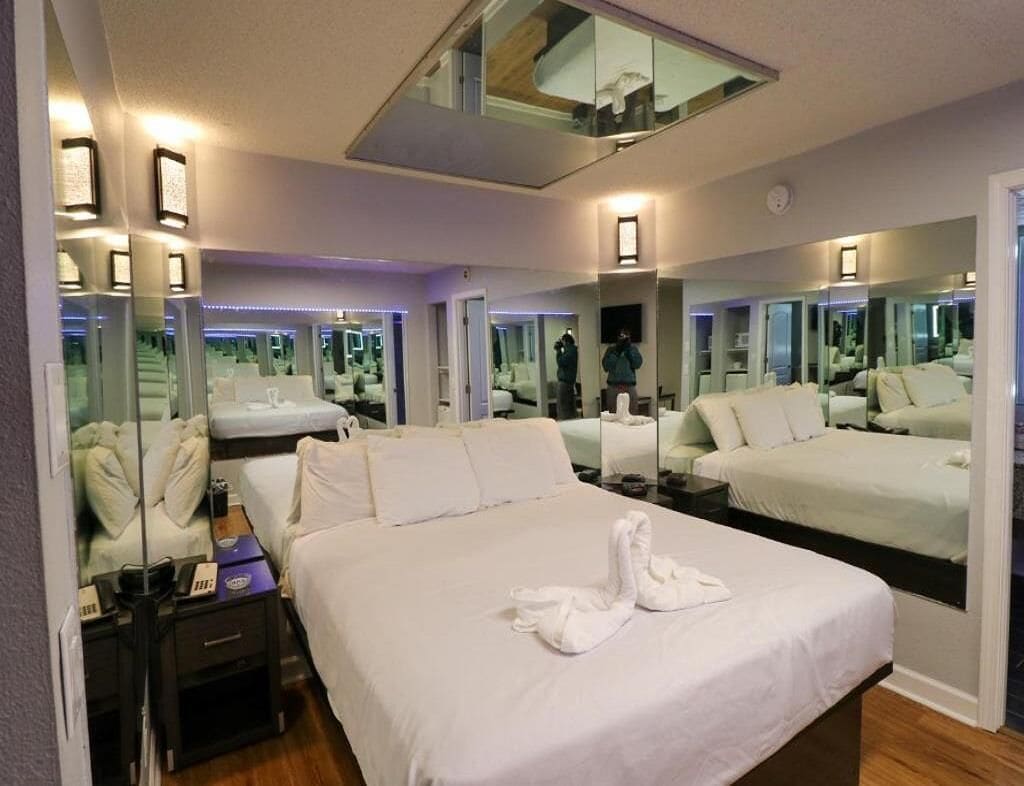 Mirror Suite Smoking King Bed at Envi Boutique Hotel