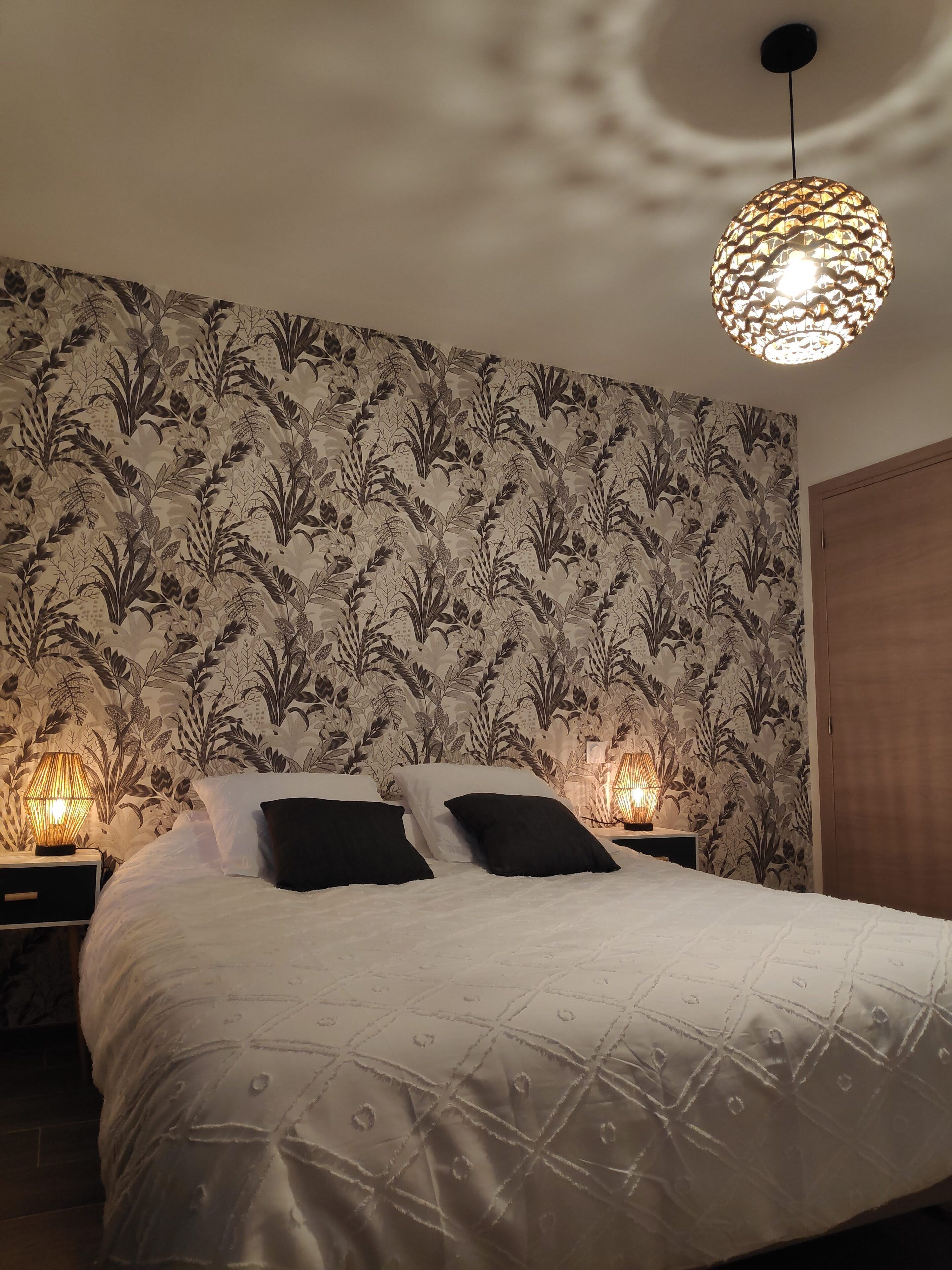 2 chambres, bureau, fer et planche à repasser, lit parapluie