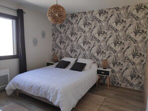 2 soverom, skrivebord, strykejern/-brett og reiseseng for barn