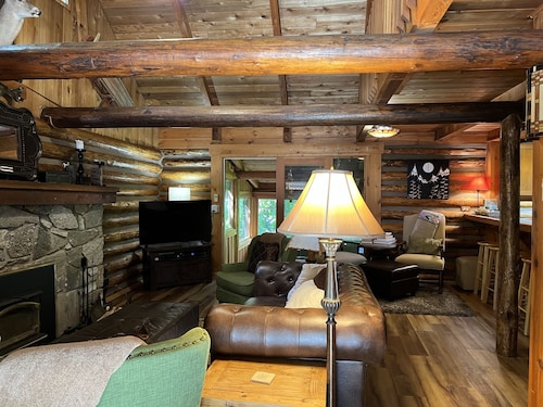 Relaxing log cabin retreat!Private hot tub, Fido Friendly,WI-FI,Snomobile access