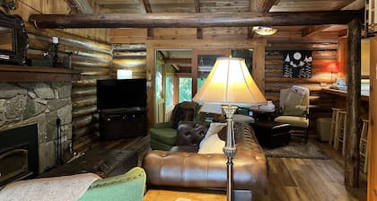 Relaxing log cabin retreat!Private hot tub, Fido Friendly,WI-FI,Snomobile access