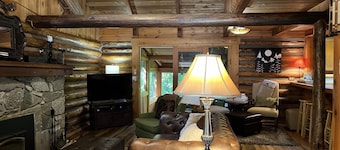Relaxing log cabin retreat!Private hot tub, Fido Friendly,WI-FI,Snomobile access