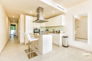 Een koelkast, een microgolfoven, een oven, een vaatwasser