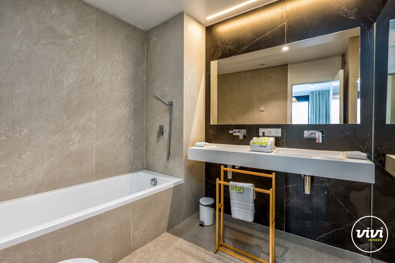 أحواض استحمام، مجففات شعر، مناشف، صابون