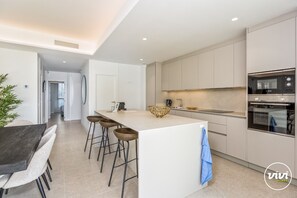 Kühlschrank, Mikrowelle, Ofen, Geschirrspüler