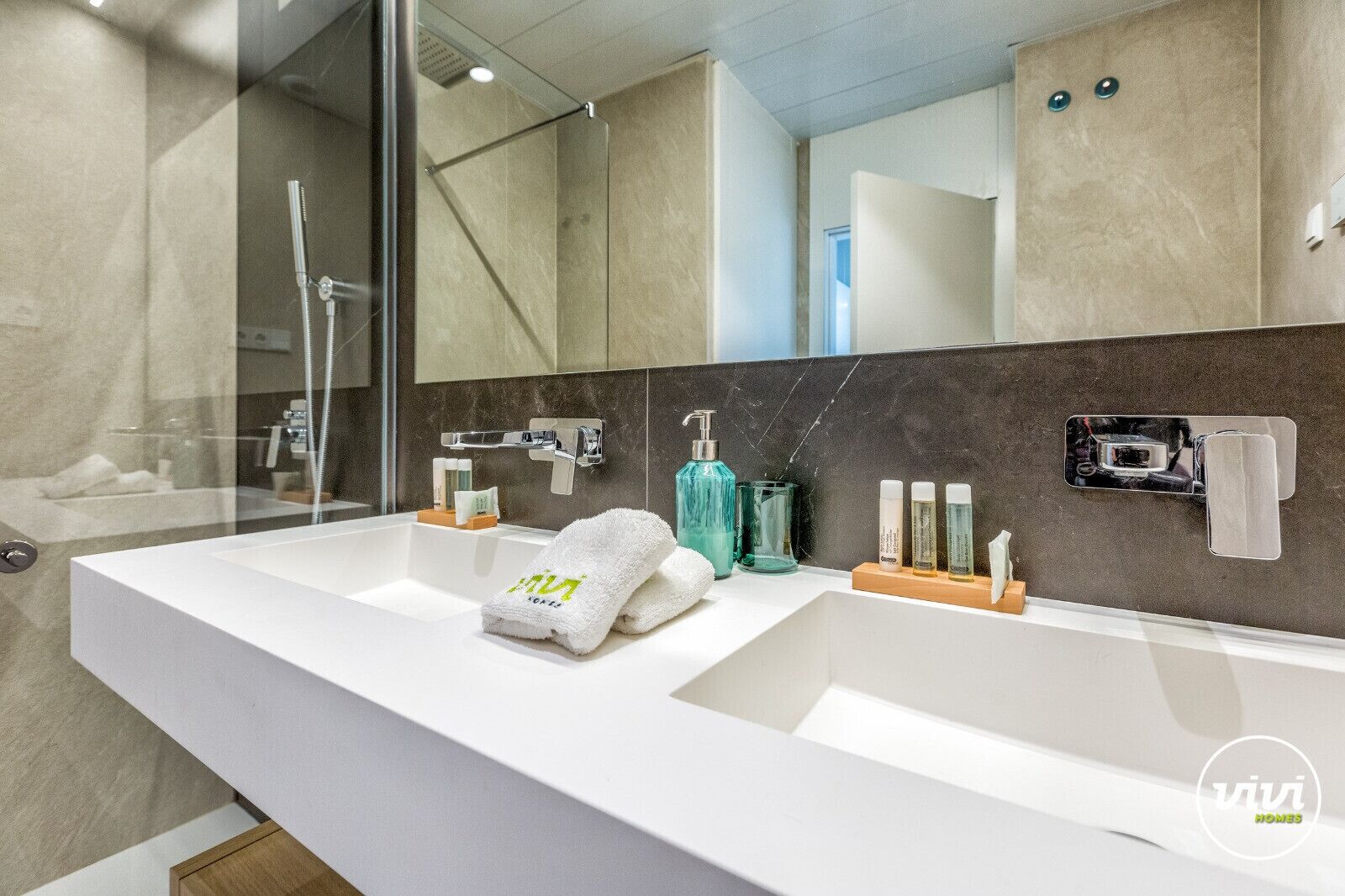 Bruser, hårtørrer, håndklæder, Sæbe