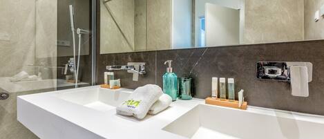 Bruser, hårtørrer, håndklæder, Sæbe