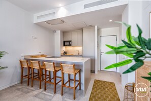 Kylskåp, mikrovågsugn, ugn och diskmaskin