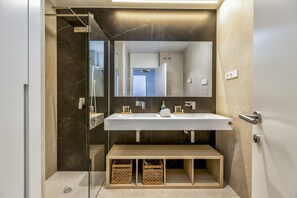 Douche, sèche-cheveux, serviettes fournies, savon