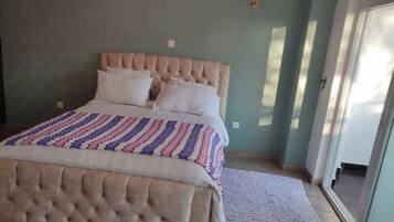 4 bedrooms, iron/ironing board, WiFi, bed sheets