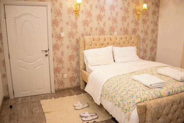 4 bedrooms, iron/ironing board, WiFi, bed sheets