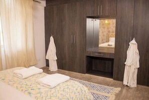4 室のベッドルーム、アイロン / アイロン台、WiFi、ベッドシーツ
