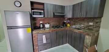 Business Apartment | Private kitchen | Full-size fridge, microwave, toaster, rice cooker