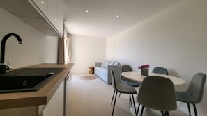 Suíte estúdio superior | Cozinha privada | Geladeira, micro-ondas (mediante solicitação), cooktop, máquina de gelo