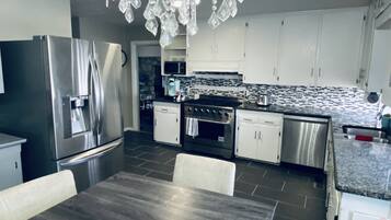 Køleskab, mikrobølgeovn, ovn, kogeplade