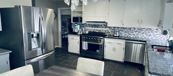 A Point of Blue 🔵 Hottub/ Pool table/10 min all OKC