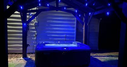 A Point of Blue 🔵 Hottub/ Pool table/10 min all OKC