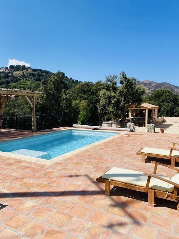 Alberca al aire libre y alberca climatizada