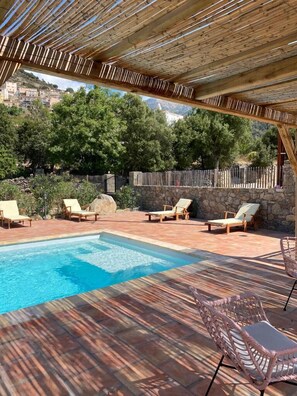 Een buitenzwembad en een verwarmd zwembad