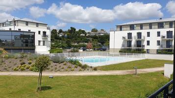 Een buitenzwembad en een verwarmd zwembad