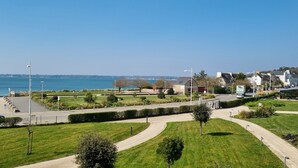 Zona costera con paseo marítimo, áreas verdes y edificios, incluyendo un restaurante llamado 'Thalasso Concarneau'.