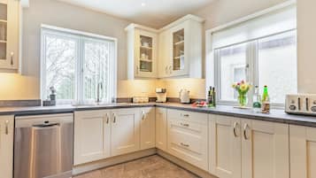 Dishwasher, cookware/dishes/utensils