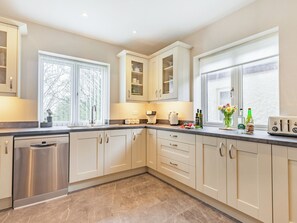 Dishwasher, cookware/dishes/utensils - 3 bedroom accommodation in Malvern (Malvern)