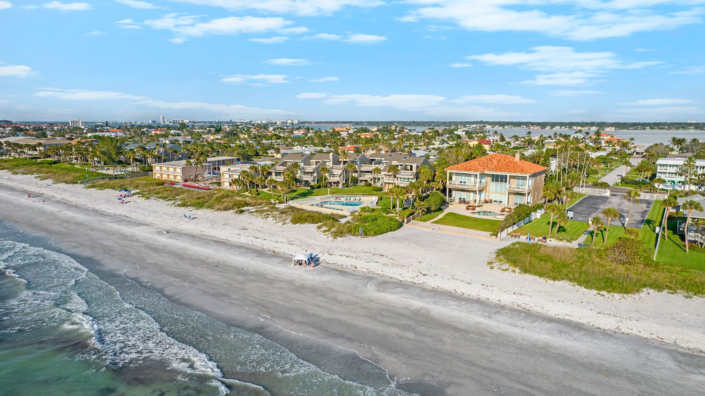 En la playa, camastros y toallas de playa 