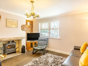 TV, fireplace - 2 bedroom accommodation in Selby (Selby)