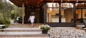 Wolegib Waterfront Retreat in Muskoka- Hot Tub!